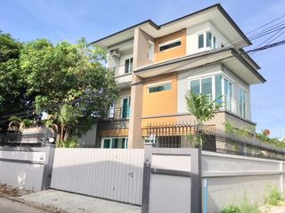 For rent and for sale 4 bed house in Huai Khwang, Bangkok