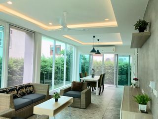 For rent and for sale 4 bed house in Huai Khwang, Bangkok
