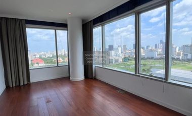 For rent 3 bedrooms condo in Pathum Wan, Bangkok