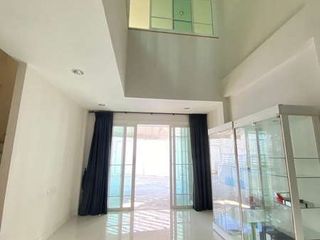For rent and for sale 5 bed office in Bang Na, Bangkok