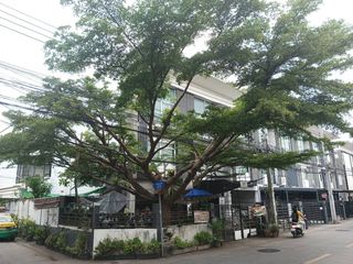 For sale 4 bed townhouse in Lat Phrao, Bangkok
