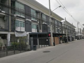 For sale 4 bed townhouse in Lat Phrao, Bangkok