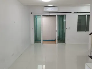 For rent 3 bed townhouse in Mueang Samut Prakan, Samut Prakan