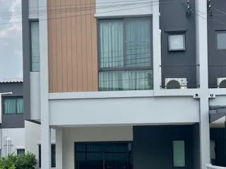 For rent 3 bed townhouse in Bang Sao Thong, Samut Prakan