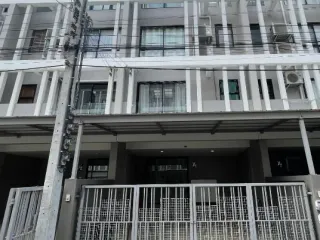 For rent 4 bed townhouse in Mueang Samut Prakan, Samut Prakan