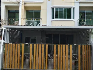 For rent 4 bed townhouse in Mueang Samut Prakan, Samut Prakan