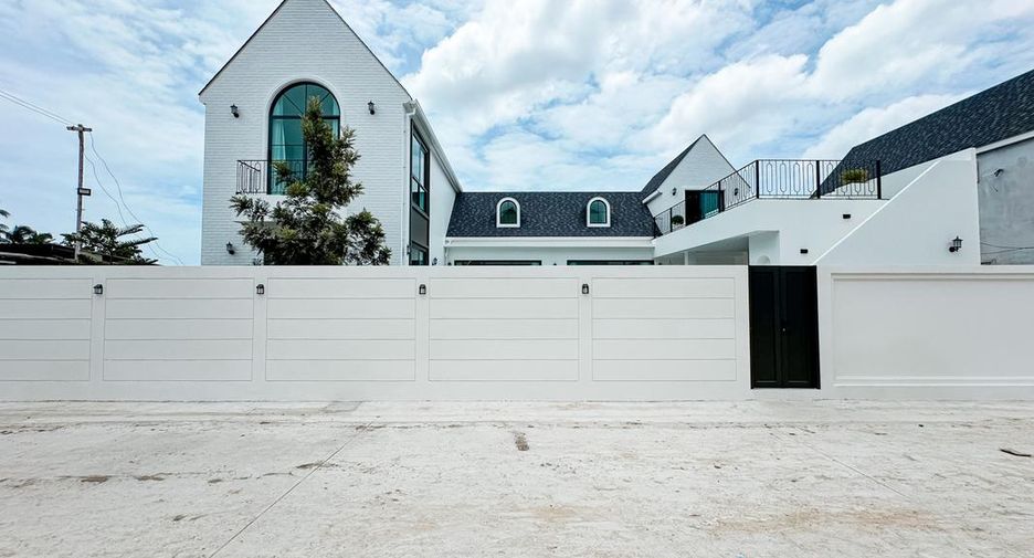 For sale 5 bedrooms house in Sattahip, Chonburi