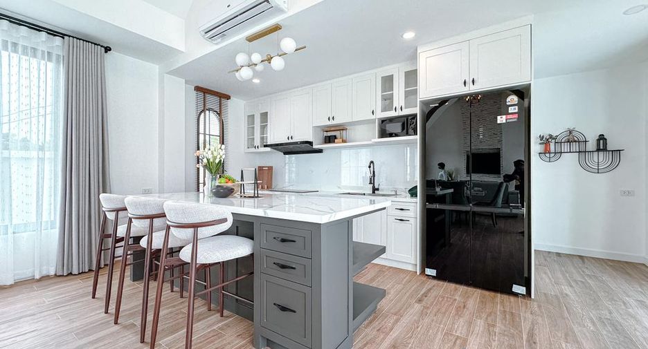 For sale 5 bedrooms house in Sattahip, Chonburi