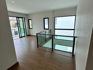 Haus zur Miete mit 4 Zimmer in Saphan Sung, Bangkok