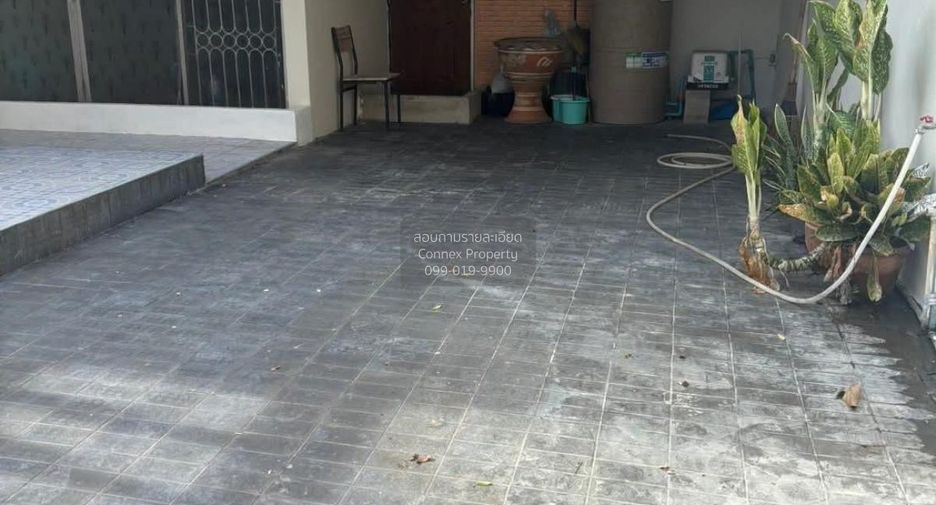 For rent 2 bedrooms townhouse in Phra Khanong, Bangkok