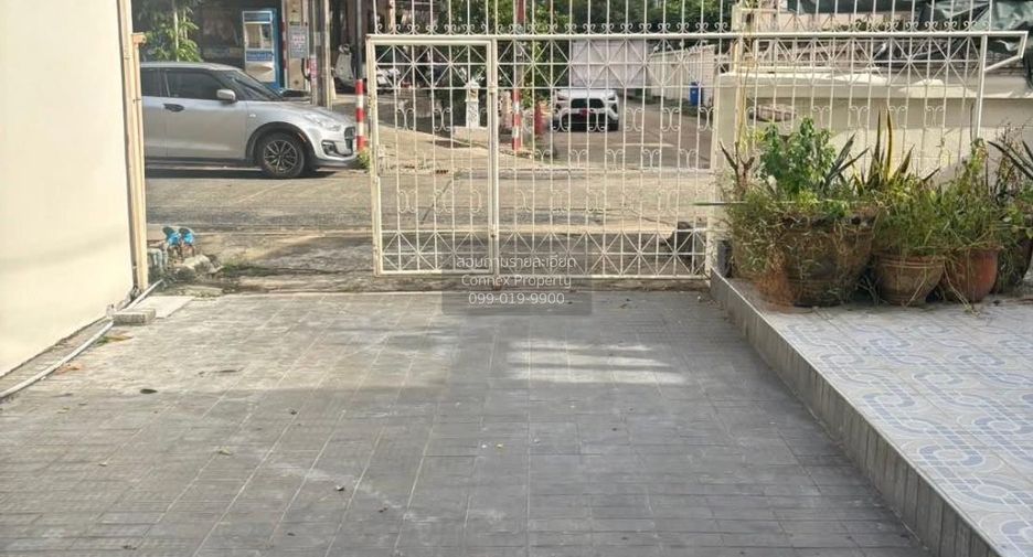 For rent 2 bedrooms townhouse in Phra Khanong, Bangkok