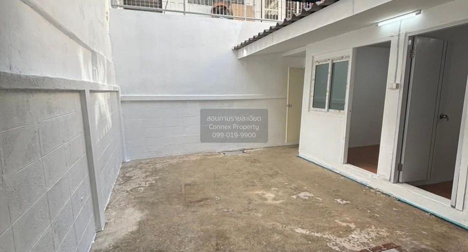 For rent 2 bedrooms townhouse in Phra Khanong, Bangkok