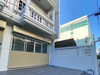 Casa adosada en alquiler de 3 habitaciones en Huai Khwang, Bangkok