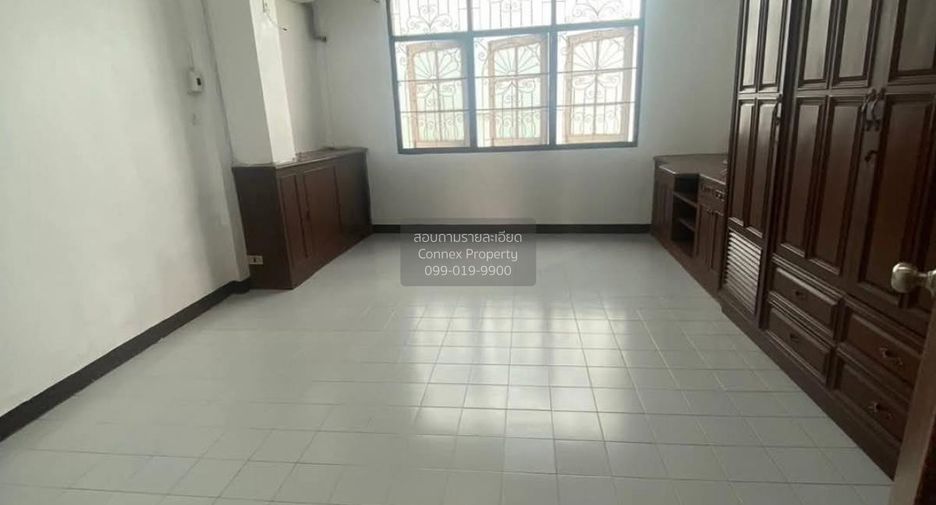 Casa adosada en alquiler de 3 habitaciones en Huai Khwang, Bangkok