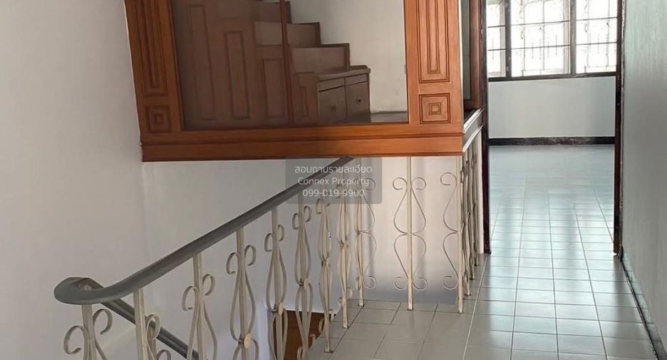 Casa adosada en alquiler de 3 habitaciones en Huai Khwang, Bangkok