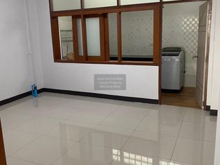 Casa adosada en alquiler de 3 habitaciones en Huai Khwang, Bangkok
