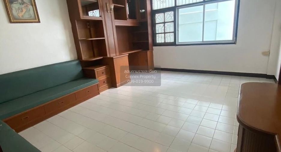 Casa adosada en alquiler de 3 habitaciones en Huai Khwang, Bangkok