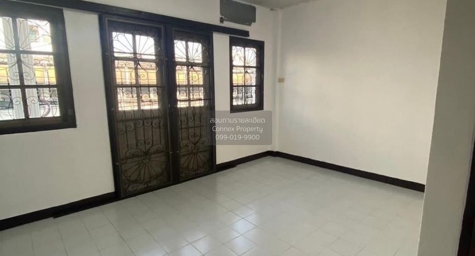Casa adosada en alquiler de 3 habitaciones en Huai Khwang, Bangkok