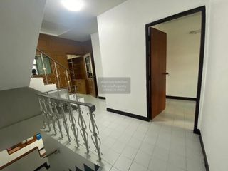 Casa adosada en alquiler de 3 habitaciones en Huai Khwang, Bangkok