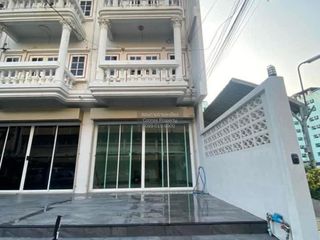 Casa adosada en alquiler de 3 habitaciones en Huai Khwang, Bangkok