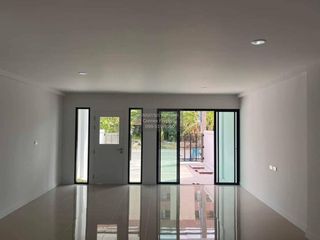 For rent 3 bedrooms townhouse in Mueang Samut Prakan, Samut Prakan
