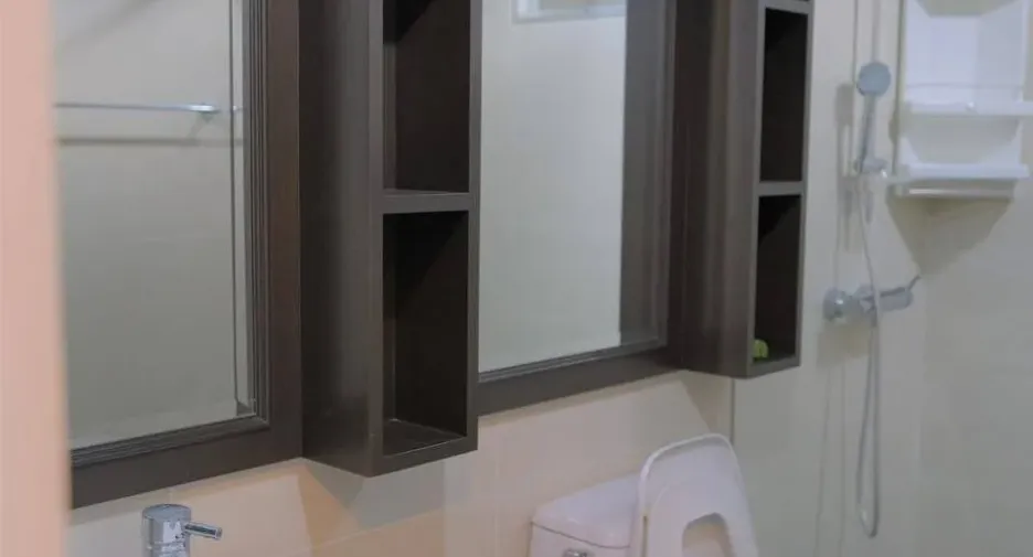 For rent 2 bed condo in Huai Khwang, Bangkok