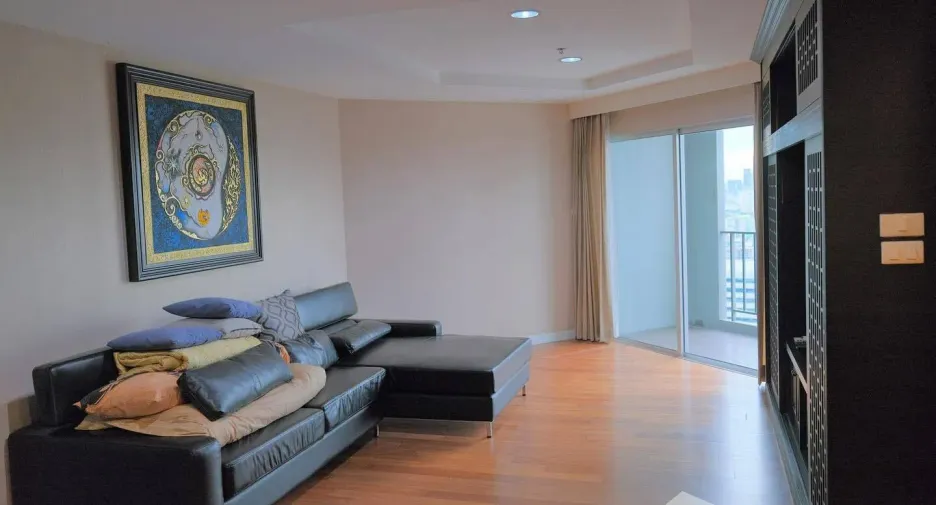 For rent 2 bed condo in Huai Khwang, Bangkok
