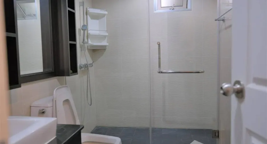 For rent 2 bed condo in Huai Khwang, Bangkok