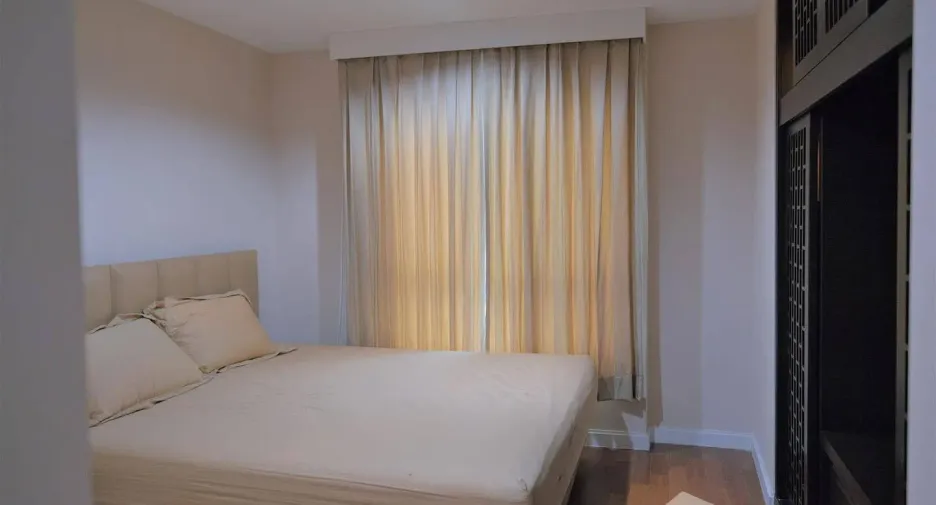 For rent 2 bed condo in Huai Khwang, Bangkok