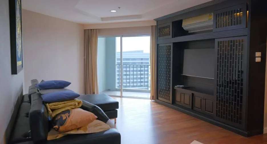 For rent 2 bed condo in Huai Khwang, Bangkok