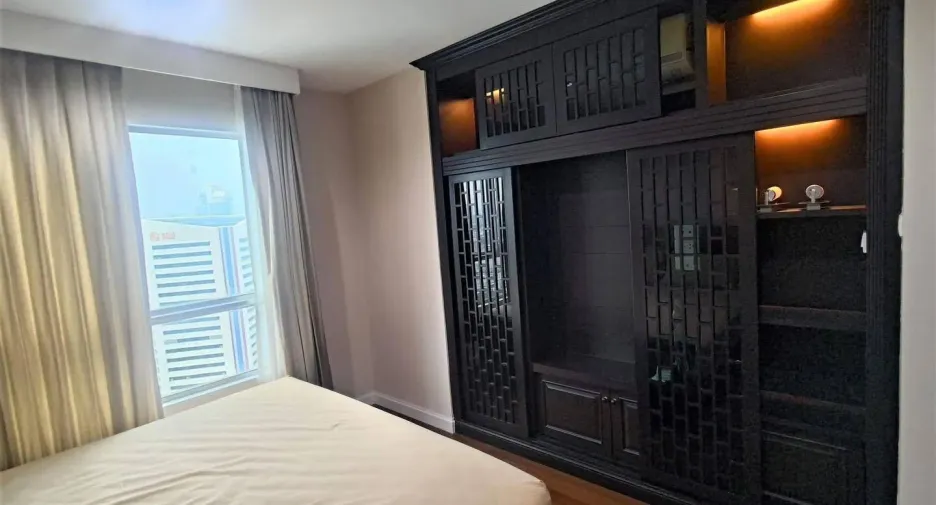 For rent 2 bed condo in Huai Khwang, Bangkok