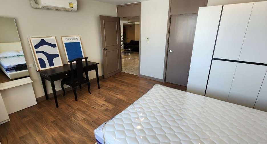 For rent 3 bedrooms condo in Watthana, Bangkok