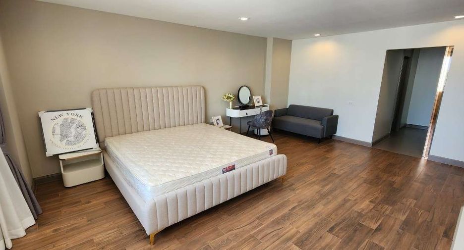 For rent 3 bedrooms condo in Watthana, Bangkok