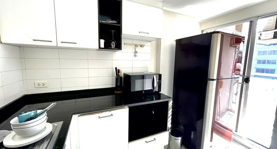 For rent 2 bed condo in Huai Khwang, Bangkok