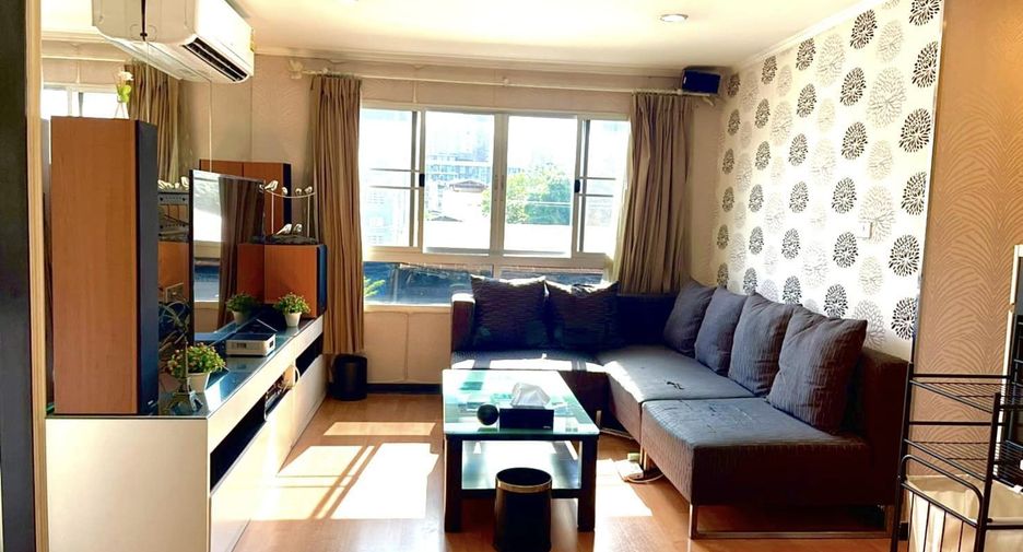 For rent 2 bed condo in Huai Khwang, Bangkok