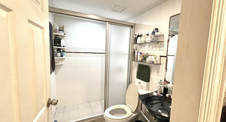 For rent 2 bed condo in Huai Khwang, Bangkok