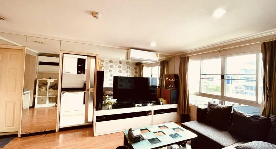 For rent 2 bed condo in Huai Khwang, Bangkok