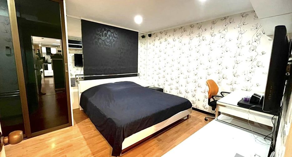 For rent 2 bed condo in Huai Khwang, Bangkok