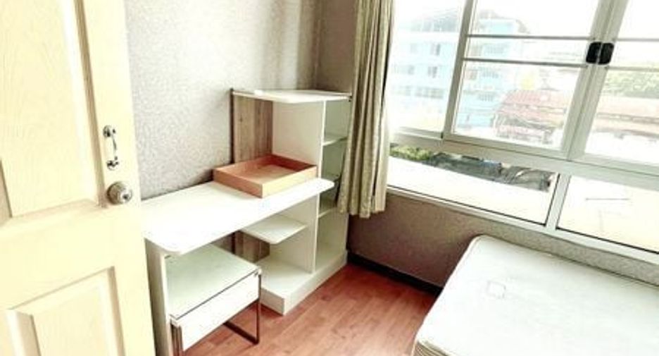 For rent 2 bed condo in Huai Khwang, Bangkok