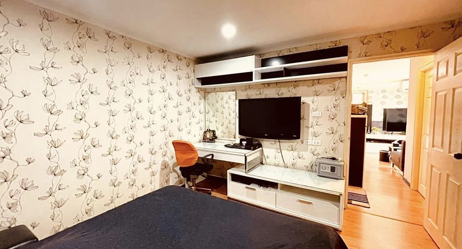 For rent 2 bed condo in Huai Khwang, Bangkok