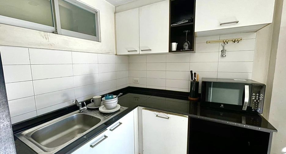 For rent 2 bed condo in Huai Khwang, Bangkok