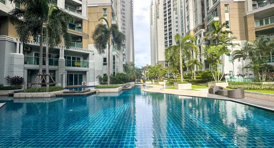 For sale 3 bed condo in Huai Khwang, Bangkok