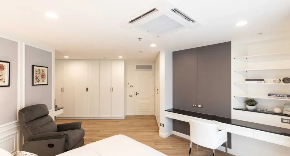 For sale 3 bed condo in Huai Khwang, Bangkok
