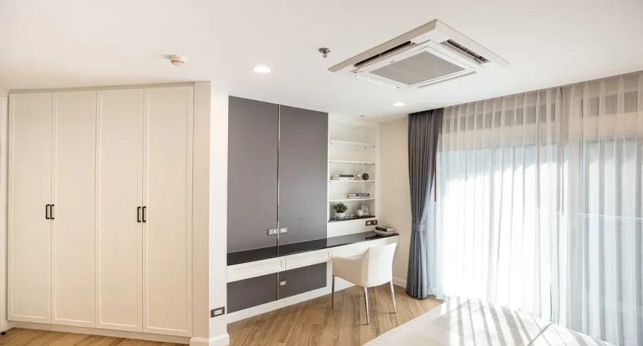 For sale 3 bed condo in Huai Khwang, Bangkok
