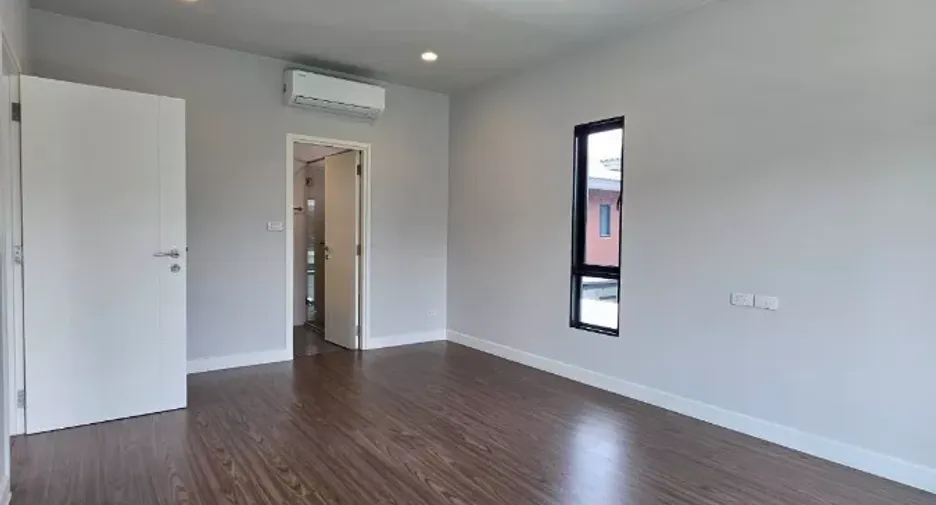For sale 4 bedrooms house in Lam Luk Ka, Pathum Thani