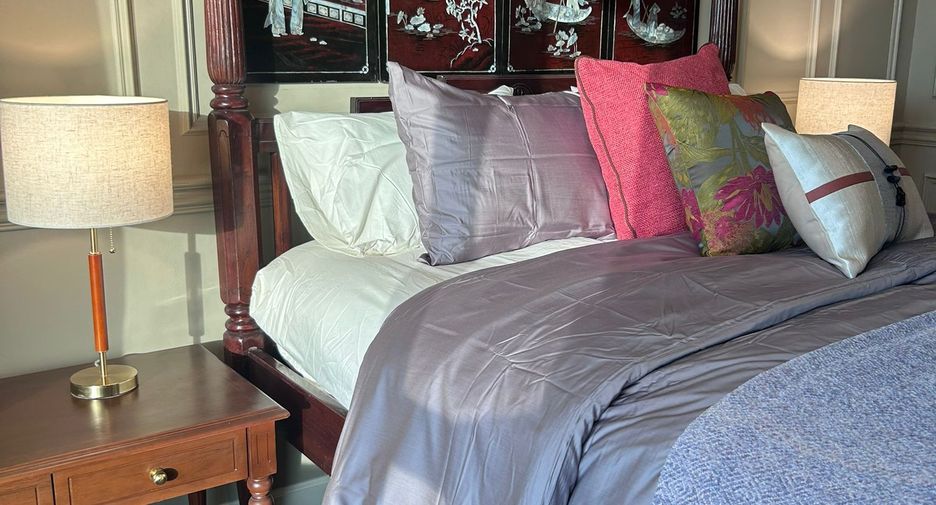 For rent 3 bed condo in Khlong San, Bangkok