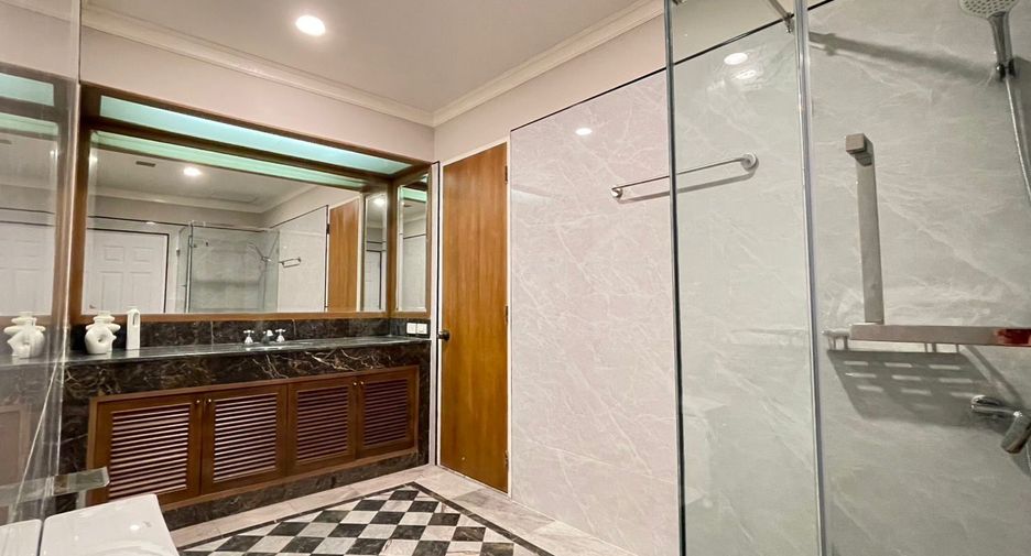 For rent 3 bed condo in Khlong San, Bangkok
