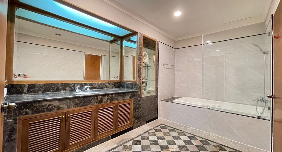 For rent 3 bed condo in Khlong San, Bangkok