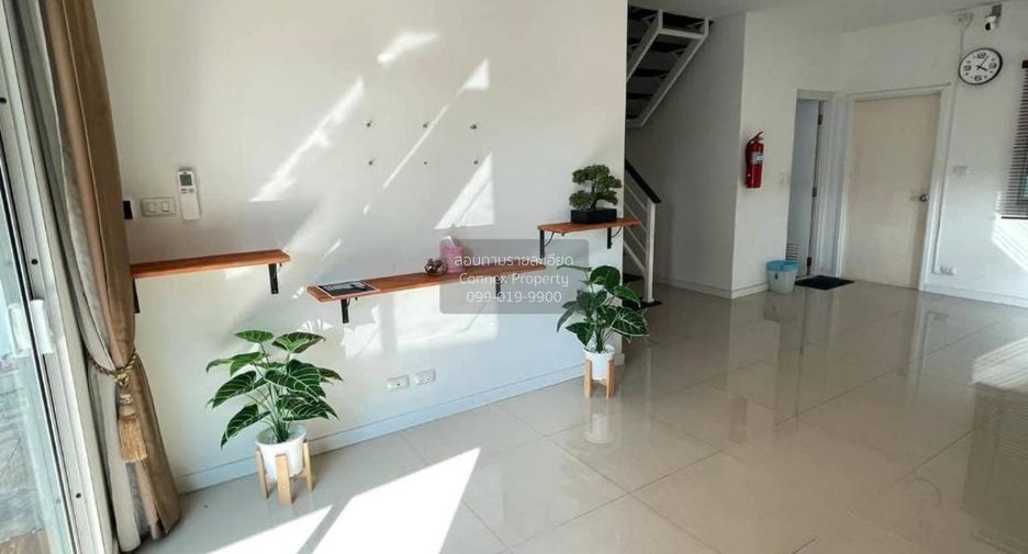 For sale 3 bedrooms townhouse in Mueang Samut Prakan, Samut Prakan