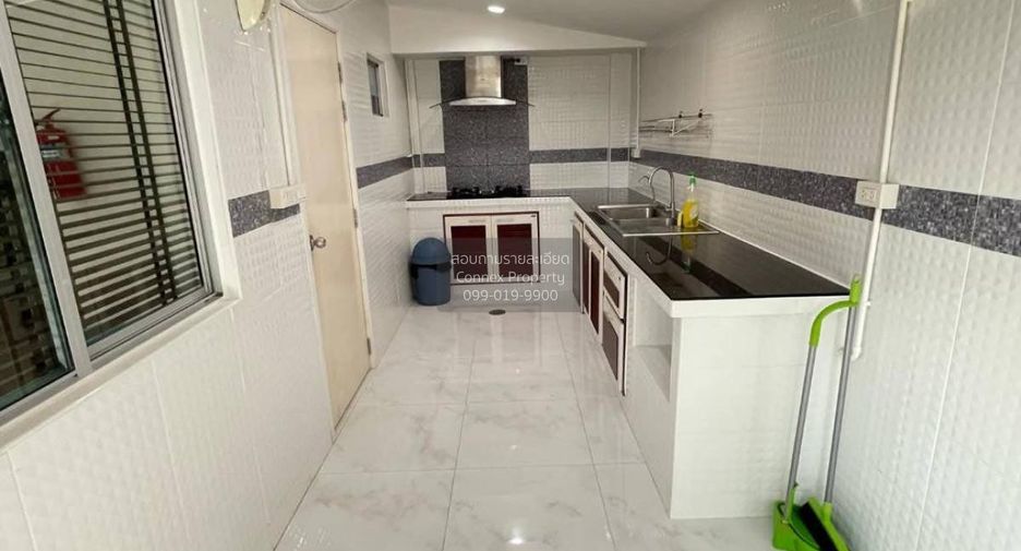 For sale 3 bedrooms townhouse in Mueang Samut Prakan, Samut Prakan
